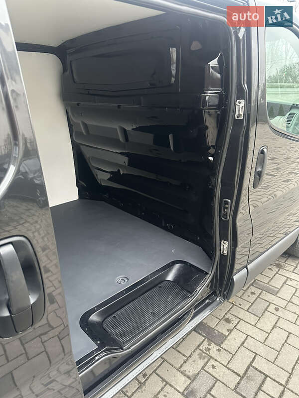 Грузовой фургон Opel Vivaro 2012 в Ровно