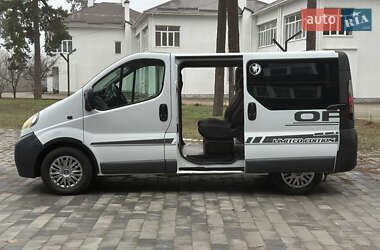 Вантажопасажирський фургон Opel Vivaro 2004 в Охтирці
