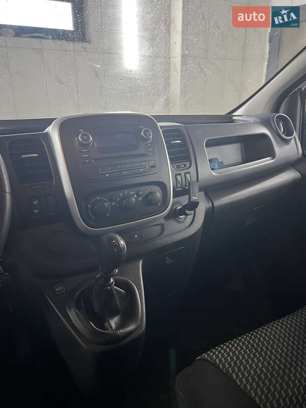 Вантажний фургон Opel Vivaro 2015 в Мукачевому