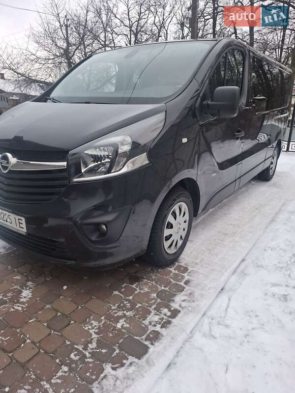 Вантажопасажирський фургон Opel Vivaro 2015 в Рівному