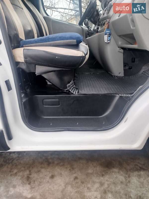 Грузопассажирский фургон Opel Vivaro 2006 в Изюме