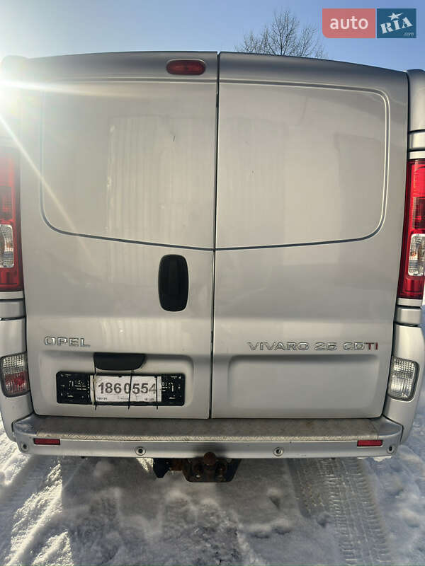 Грузопассажирский фургон Opel Vivaro 2011 в Олевске