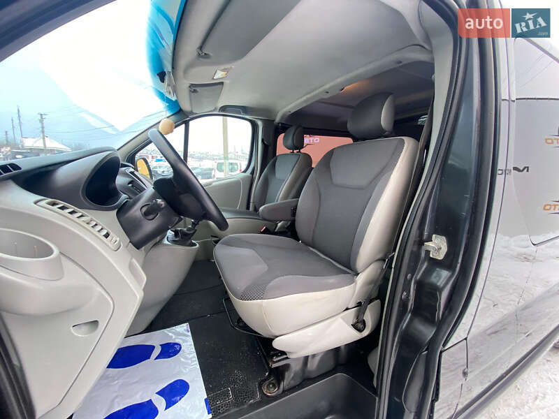 Грузопассажирский фургон Opel Vivaro 2011 в Ровно