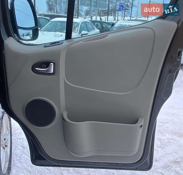 Грузопассажирский фургон Opel Vivaro 2011 в Ровно