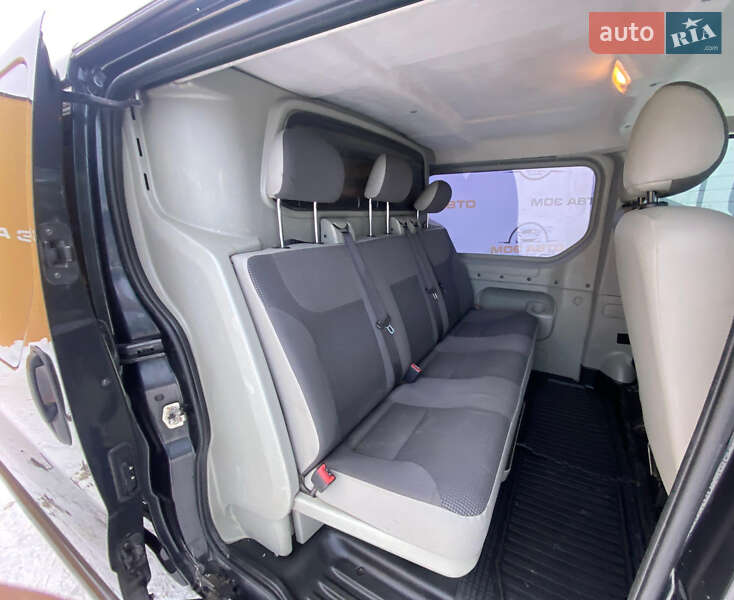 Грузопассажирский фургон Opel Vivaro 2011 в Ровно