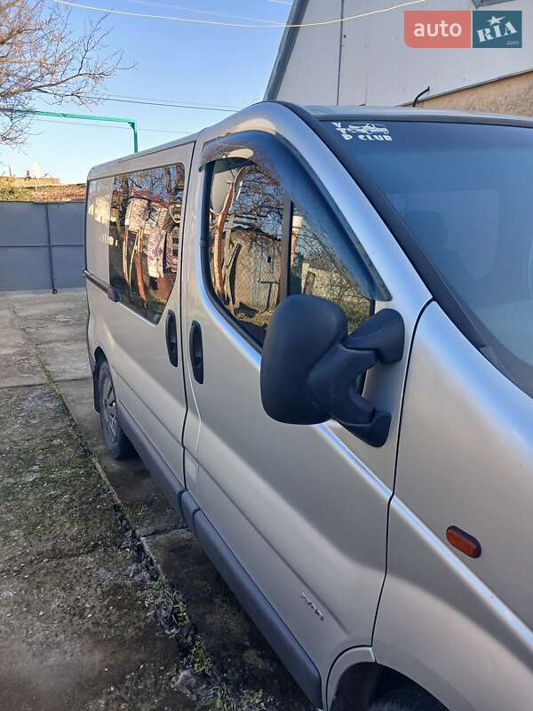 Грузопассажирский фургон Opel Vivaro 2003 в Николаеве