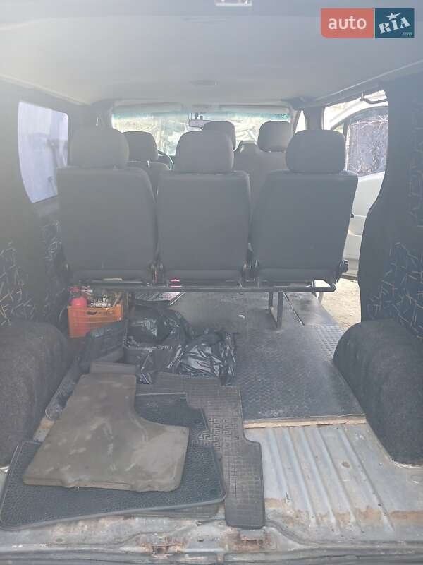 Грузопассажирский фургон Opel Vivaro 2003 в Николаеве