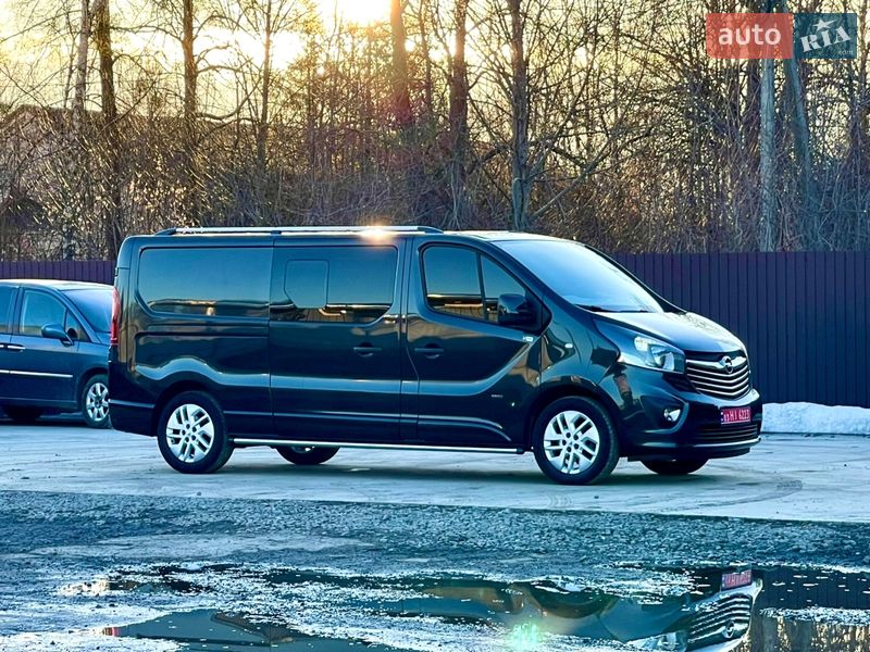 Грузопассажирский фургон Opel Vivaro 2015 в Млинове