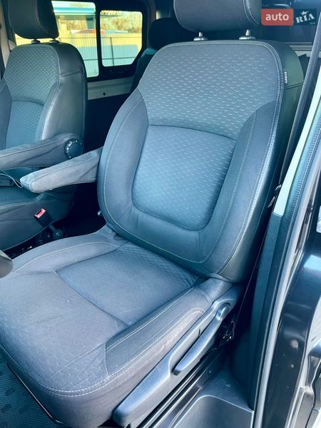 Грузопассажирский фургон Opel Vivaro 2015 в Млинове