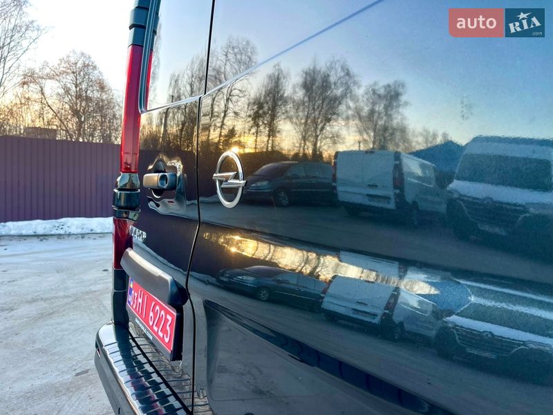 Грузопассажирский фургон Opel Vivaro 2015 в Млинове