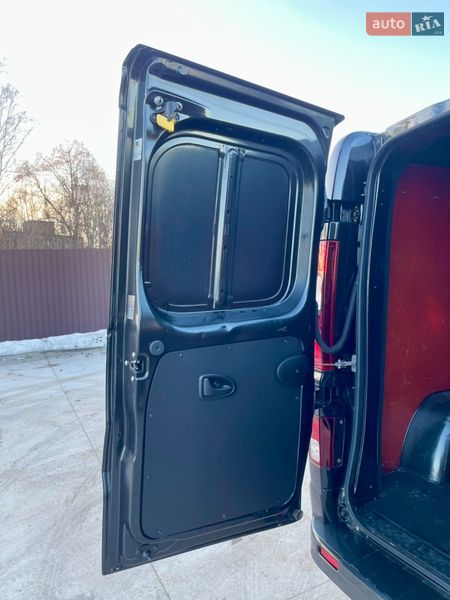 Грузопассажирский фургон Opel Vivaro 2015 в Млинове