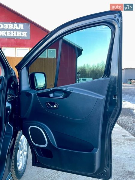 Грузопассажирский фургон Opel Vivaro 2015 в Млинове