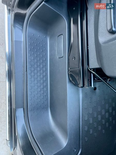 Грузопассажирский фургон Opel Vivaro 2015 в Млинове