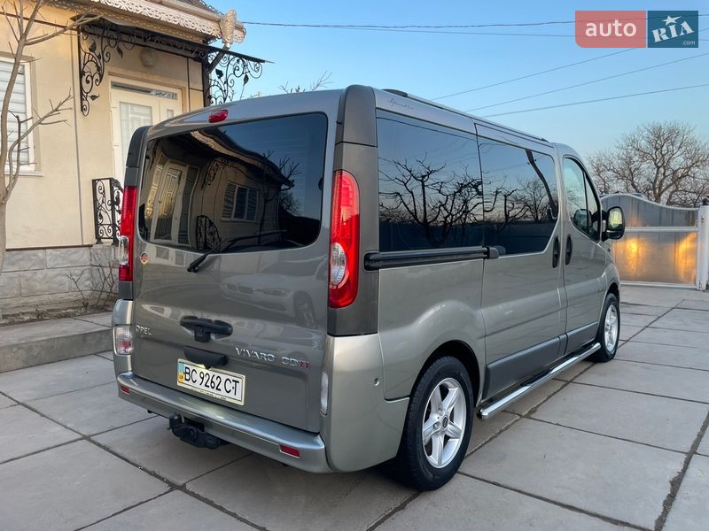 Минивэн Opel Vivaro 2010 в Хотине