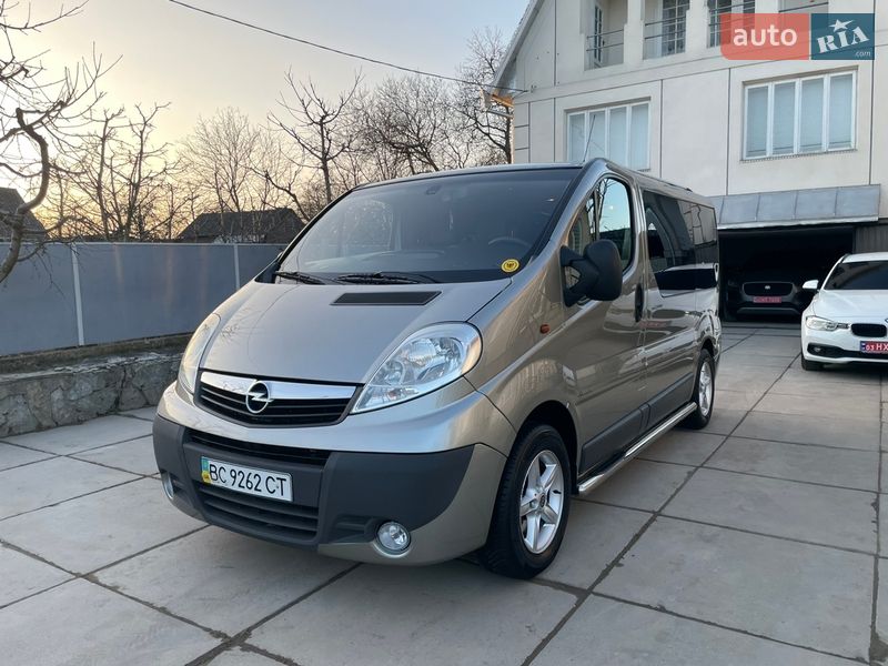 Минивэн Opel Vivaro 2010 в Хотине