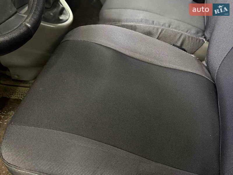 Вантажний фургон Opel Vivaro 2005 в Івано-Франківську