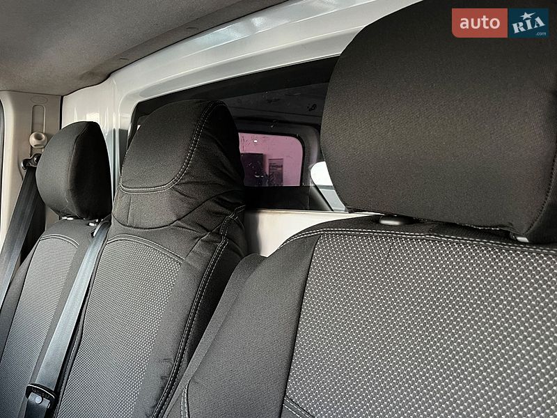 Грузопассажирский фургон Opel Vivaro 2015 в Львове