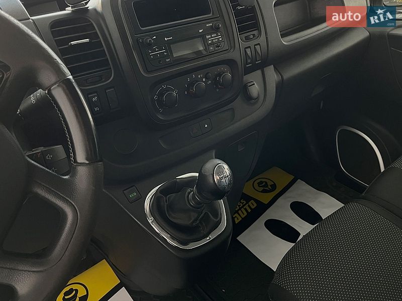 Грузопассажирский фургон Opel Vivaro 2015 в Львове