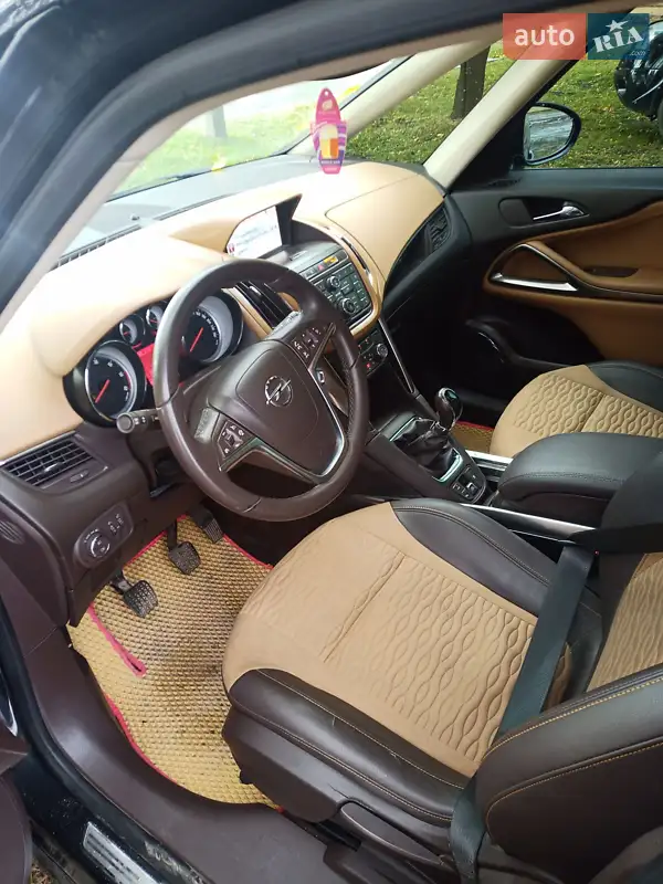 Opel Zafira Tourer 2013