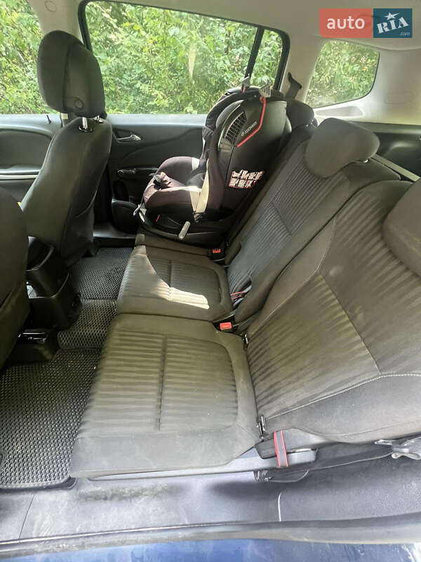 Минивэн Opel Zafira Tourer 2012 в Цумани