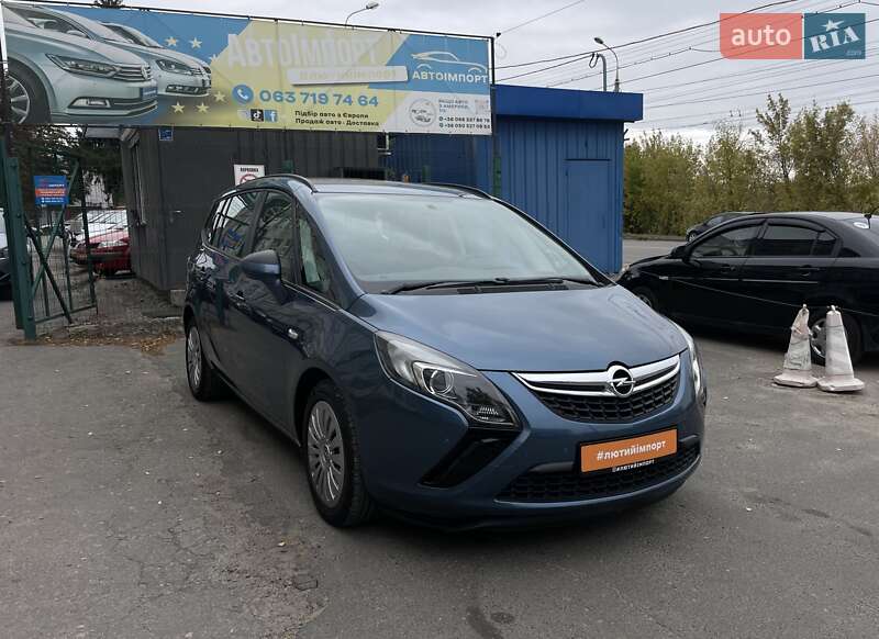 Минивэн Opel Zafira Tourer 2012 в 