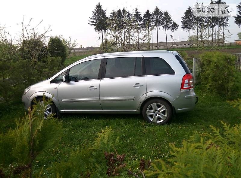 Opel Zafira 2011 року