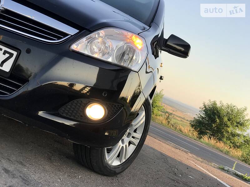 Мінівен Opel Zafira 2010 в Дрогобичі
