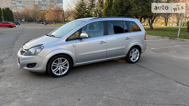 Універсал Opel Zafira 2010 в Рівному