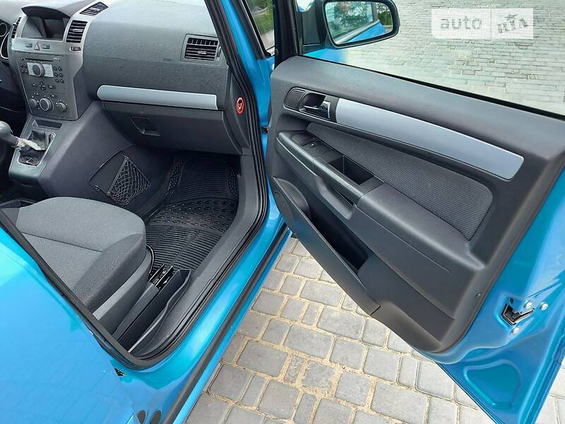 Минивэн Opel Zafira 2005 в Могилев-Подольске