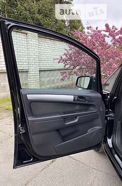 Минивэн Opel Zafira 2010 в 