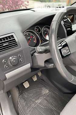 Минивэн Opel Zafira 2010 в 