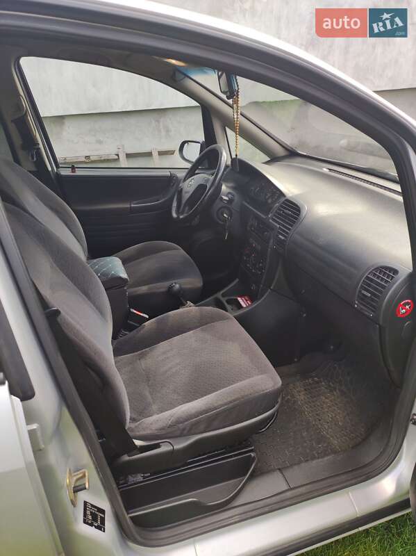 Минивэн Opel Zafira 2001 в Новояворовске