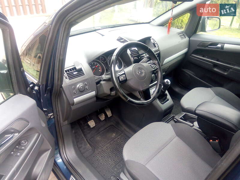 Минивэн Opel Zafira 2010 в Тячеве