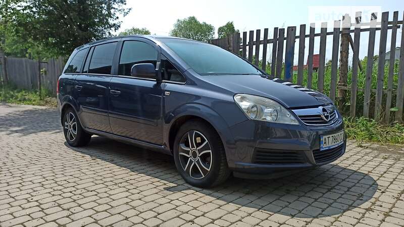 Минивэн Opel Zafira 2010 в Долине