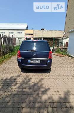 Минивэн Opel Zafira 2010 в Долине