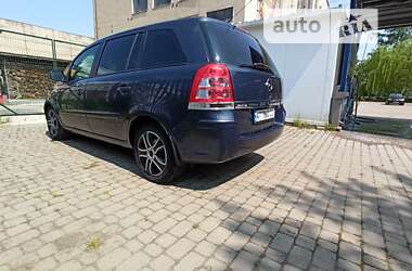 Минивэн Opel Zafira 2010 в Долине