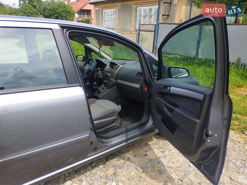 Минивэн Opel Zafira 2006 в Сваляве
