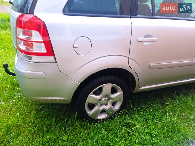 Мінівен Opel Zafira 2008 в Вижниці