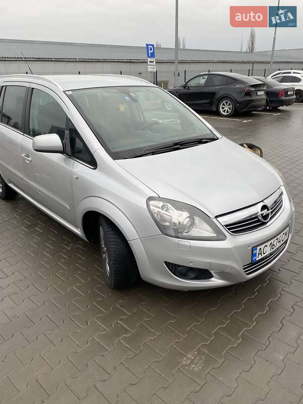 Минивэн Opel Zafira 2010 в 