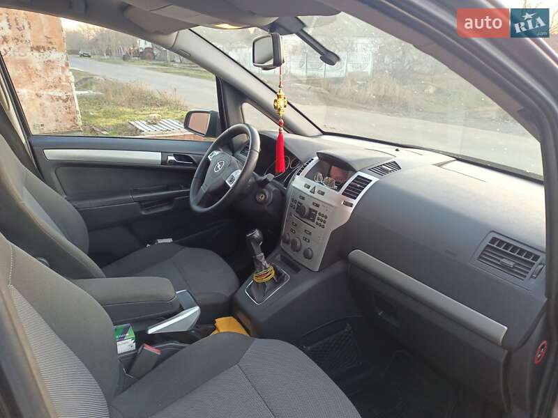 Минивэн Opel Zafira 2009 в Южном