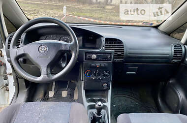 Минивэн Opel Zafira 2002 в Мене