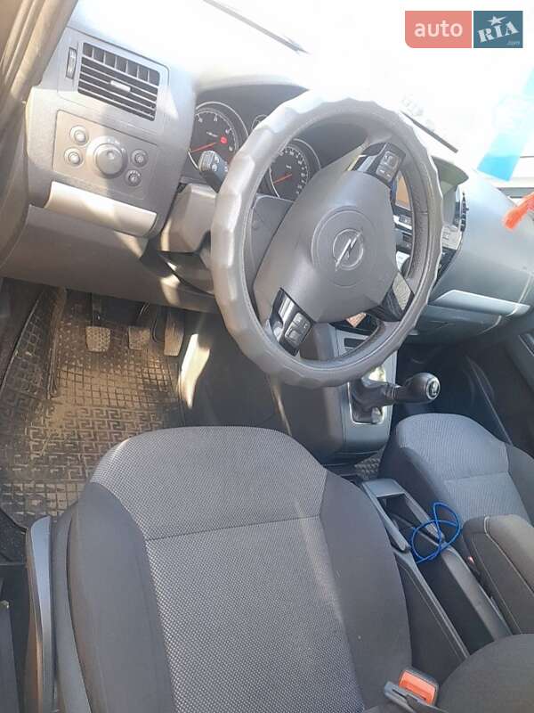 Минивэн Opel Zafira 2011 в Сарнах