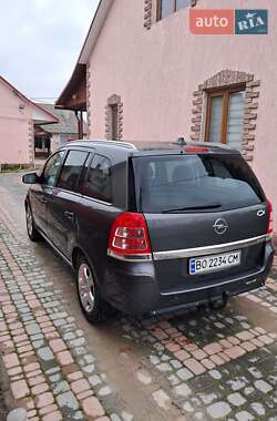 Минивэн Opel Zafira 2010 в 