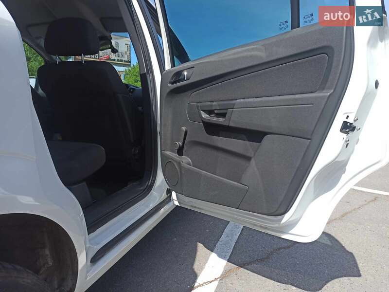 Минивэн Opel Zafira 2010 в Черкассах
