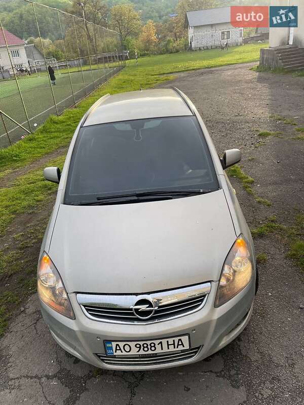 Мінівен Opel Zafira 2010 в Ужгороді
