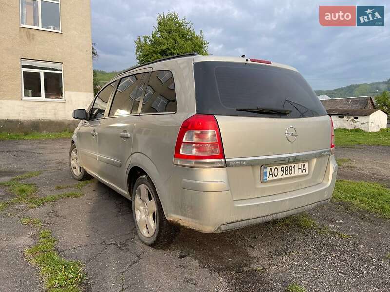 Мінівен Opel Zafira 2010 в Ужгороді