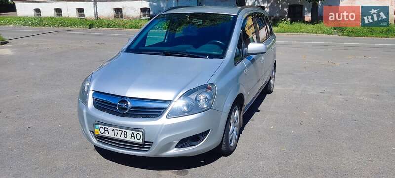 Минивэн Opel Zafira 2010 в 