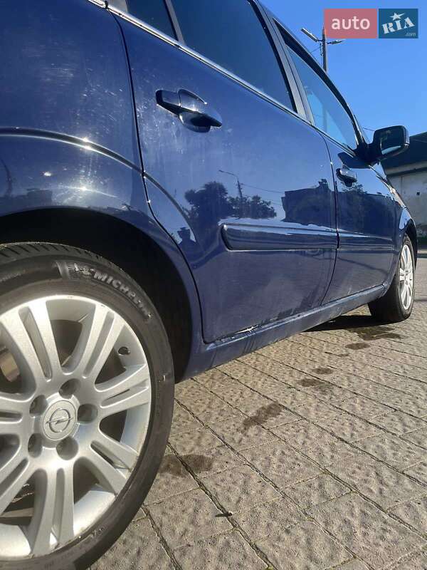 Мінівен Opel Zafira 2013 в Дрогобичі