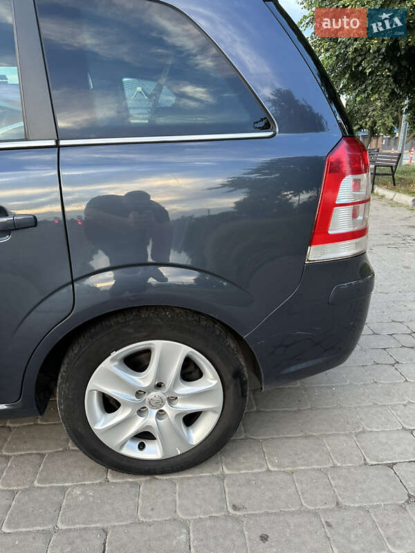 Минивэн Opel Zafira 2010 в Миргороде