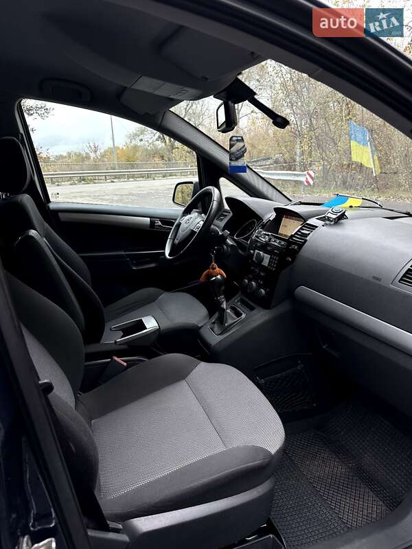 Мінівен Opel Zafira 2011 в Гадячі